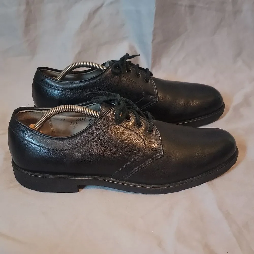 Classic Black Leather Oxfords with Timeless Elegance